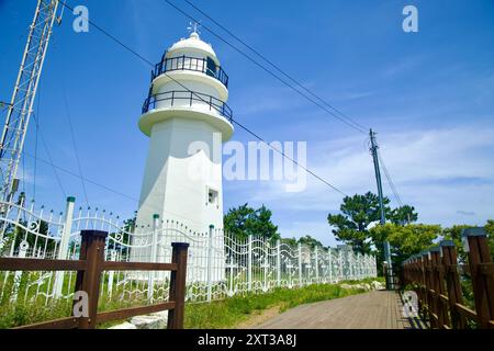 Uljin County, Südkorea - 27. Juli 2024: Der historische HUPO Lighthouse, ein weißer achteckiger Turm im Deunggi Mountain Park, führt weiterhin Schiffe Stockfoto