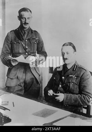 Oberstleutnant J. M. Blair, Generalmajor Knox, 1918. Zeigt Generalmajor Sir Alfred William Fortescue Knox (1870–1964), Leiter der britischen Militärmission in Sibirien im Juli 1918 und Oberstleutnant J. M. Blair der britischen Armee. Stockfoto