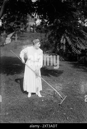 Johanna Gadski, zwischen 1915 und 1920. Zeigt die deutsche Opernsängerin Johanna Gadski (1872–1932) beim Rasen. Stockfoto