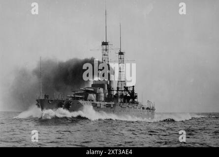 NEVADA im Testlauf (22 1/2 Knoten), zwischen 1915 und 1916. Zeigt die USS Nevada, die Anfang 1916 in Betrieb genommen wurde. Stockfoto