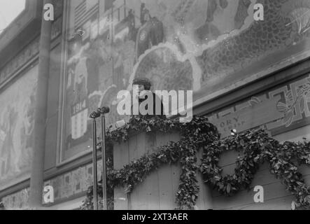 Mrs. W.G. AcAdoo, Speaking for Victory Loan, 1919. Shows Eleanor Randolph Wilson McAdoo (1889-1967), daughter of US President Woodrow Wilson, who was the wife of his Secretary of the Treasury William Gibbs McAdoo. McAdoo gave an address on Nurses Day of a Victory Loan event held at "Victory Way" on Park Avenue between 45th and 50th Streets, New York City, May 1919. Stockfoto