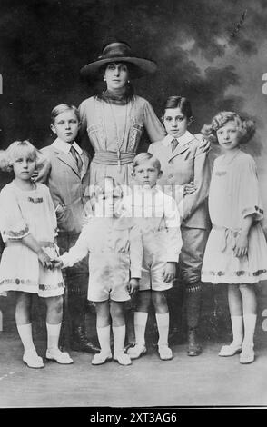 Königin von Spanien &amp; Kinder zwischen 1915 und 1920. Zeigt Victoria Eugenie von Battenberg (1887–1969), Königin von Spanien und Ehefrau von König Alfonso XIII. Ihre Kinder sind (von links nach rechts): Maria Cristina, Gräfin Marone; Alfonso, Prinz von Asturien; Infante Gonzalo von Spanien; Juan, Graf von Barcelona; Jaime, Herzog von Segovia und Anjou; und Beatriz, Prinzessin von Civitella-Cesi. Stockfoto