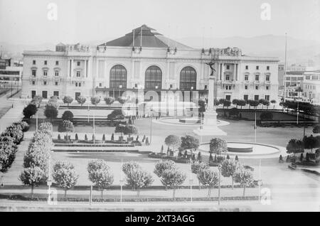 San Francisco Auditorium, zwischen 1915 und 1920. Zeigt das San Francisco Civic Auditorium, in dem vom 28. Juni bis 6. Juli 1920 die Democratic National Convention abgehalten wurde 1920. Der Kongress führte zur Ernennung des Gouverneurs James M. Cox von Ohio zum Präsidenten und Assistant Secretary of the Navy Franklin D. Roosevelt aus New York zum Vizepräsidenten. Stockfoto