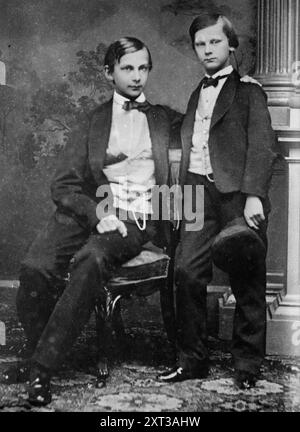 Fürsten Ludwig &amp; Otto, zwischen 1910 und 1915. Die Prinzen Ludwig und Otto von Bayern zeigen Ludwig II. (1845–1886), der von 1864 bis 1886 König von Bayern war, mit seinem Bruder Otto (1848–1916), der Ludwig nachfolgte und von 1886 bis 1913 König von Bayern war. Das Originalfoto wurde um 1860 aufgenommen und später von Bain kopiert. Stockfoto