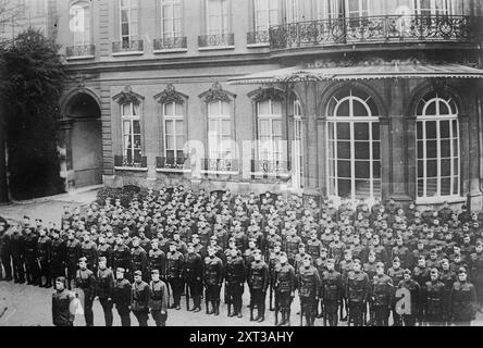 Die Pariser Garde des Präsidenten, 1918. Zeigt Präsident Wilsons Pariser Ehrengarde vor dem Weißen Haus "Übersee". Kommandant der Kompanie (von vorne nach links) ist Captain Burton F. Hood, die Lieutenants hinter ihm sind, von links nach rechts: 1. Lieutenant E.T. Murphy; 1. Lieutenant H.B. Ennis; 1. Lieutenant Alfred z. Funk und 2. Lieutenant Max A. Taylor und 2. Lieutenant Arthur W. Rogers. Paris, Frankreich. Stockfoto