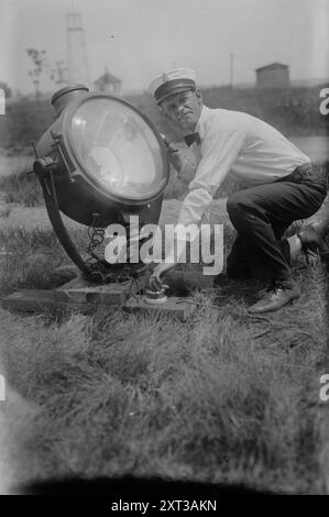 Suchscheinwerfer, Mineola, 1919. Zeigt einen Suchscheinwerfer in Mineola, Long Island, der in Erwartung der Ankunft des britischen Luftschiffs R34 während seines ersten Transatlantikfluges 1919 eingesetzt wurde. Stockfoto