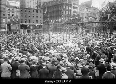 Union Square, 1916. Zeigt Union Square, New York City. Arbeiterfeier am Union Square, an dem 3.000 Teilnehmer der ersten organisierten Arbeiterbeteiligung an den städtischen Feierlichkeiten am 4. Juli in New York teilnahmen. Stockfoto