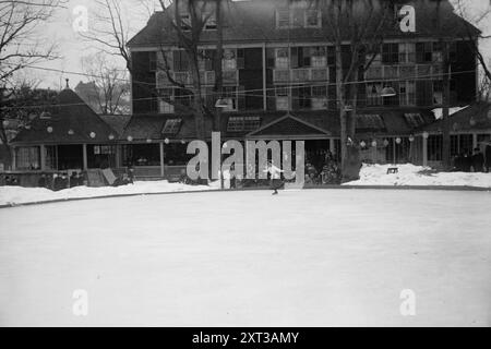 Tuxedo, zwischen 1910 und 1920. Shows Skater am Tuxedo Lake, Tuxedo Park, New York State. Stockfoto