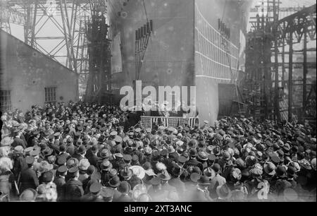 TENNESSEE, 1919. Zeigt eine Menschenmenge und die Startplattform in der Nähe des Schlachtschiffs USS Tennessee (BB-43), das am 30. April 1919 auf der Brooklyn Navy Yard gestartet wurde. Stockfoto