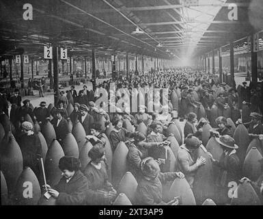 Frauen in der Mantelfabrik, Engl. [D. h. England], zwischen 1915 und 1920. Stockfoto