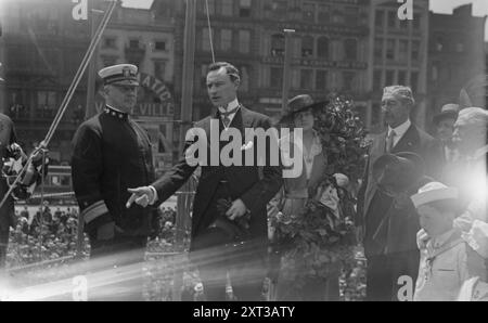 ADM. Usher &amp; Bürgermeister Mitchel, 1917. Zeigt den New Yorker Bürgermeister John Purroy Mitchel (1879–1918), der am 30. Mai 1917 die US-Rekrutierung an Admiral Usher übergab. Die Recruit war ein gefälschtes Schlachtschiff, das von der Navy am Union Square gebaut wurde, um Seeleute zu rekrutieren und Liberty Bonds während des Ersten Weltkriegs zu verkaufen. Das Foto wurde am Memorial Day, dem 30. Mai 1917, dem Tag des „Starts“ des Schiffes, aufgenommen. Stockfoto