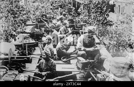 Tschechoslowakischer Panzerzug, zwischen 1915 und 1920. "Schwer bewaffnete tschechische Truppen, die in der Armee des Zaren gegen die Deutschen gekämpft hatten, befinden sich in Sowjetrussland, um rauszukommen. Während des russischen Bürgerkrieges nahmen die Tschechen einen Zug und begannen eine 6.000 Meilen lange Überlandfahrt in Richtung des Hafens Wladiwostok in Ostrussland. Auf diesem Weg stießen sie mit den Bolschewisten zusammen und verstrickten sich in den Bürgerkrieg." www.historyplace.com/worldhistory/firstworldwar/rus-czech... Stockfoto