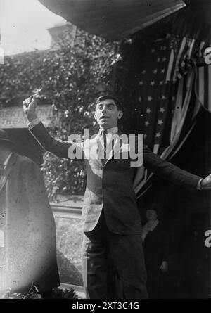 Eddie Cantor, 1918. Zeigt Eddie Cantor (um 1892–1964), ein US-amerikanischer Künstler, Komiker, Tänzer, Schauspieler und Songwriter. Das Foto wurde im Liberty Bond Theatre vor der New York Public Library auf der 5th Avenue aufgenommen, wo Cantor am Lambs Club Day am 18. Oktober 1918 erschien. Stockfoto