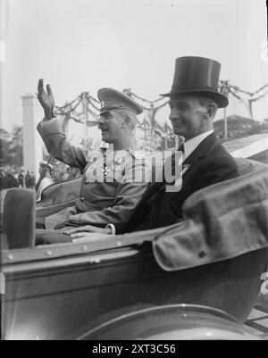 General Roop, 1917. Zeigt Generalleutnant Wladimir Roop, Mitglied der russischen kriegskommission für die Vereinigten Staaten im Juli 1917, in einem Auto mit dem Bürgermeister John Purroy Mitchel (1879–1918) von New York City. Stockfoto