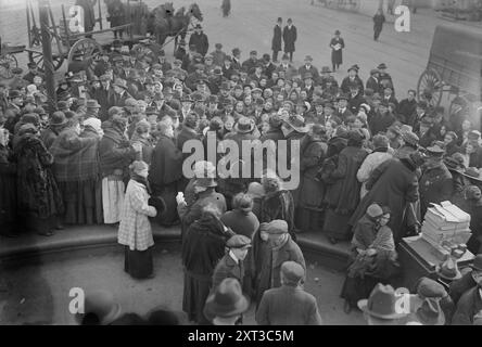 Food Protest Meeting [East Broadway and Rutgers Street, New York, New York], 1917. Zeigt Proteste unter der Leitung von Ida Harris, Präsidentin des Mutters Vigilance Committee, und der Anarchistin Marie ganz, beide Mitglieder der Mothers' Anti-High Price League Stockfoto