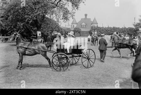 Connie Regan &amp; „Glorious Me“, 1918. Die Show „Glorious Me“, die das Rennen „Ponies in Harness, Children to Drive“ gewann, bei der jährlichen Ausstellung der Monmouth County Horse Show Association im Hollywood Park, Long Branch, New Jersey, die am 25. Juli 1918 begann. Stockfoto