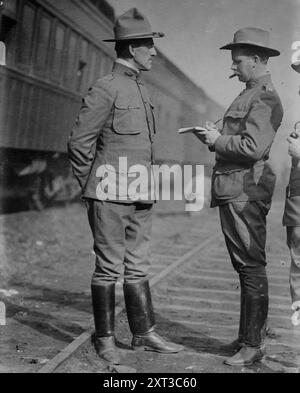 General Spricht, Major Palmer, 1916. Zeigt Brigadegeneral John C. Speaks (1859–1945), den Kommandeur der Zweiten Brigade, Ohio National Guard, und Major Robert D. Palmer, Adjutant-General der Ohio National Guard während des Youngstown Stahlstreiks. Stockfoto