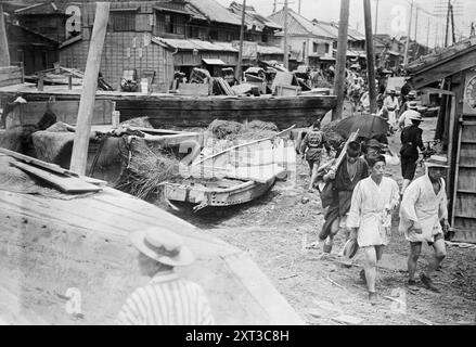 Japanische Taifun-Boote wussten eine Meile landeinwärts in Tokio, (1911?). Zeigt Zerstörung durch einen Taifun, der in Japan an Land kam, möglicherweise 1911. Stockfoto