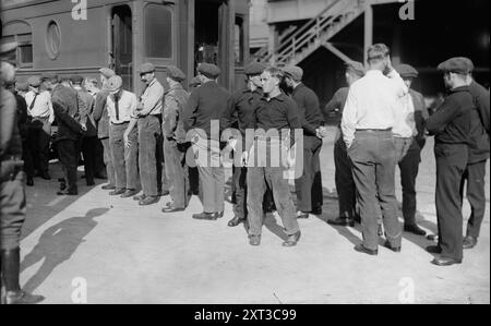 Deutsche in Hoboken, 1919. Zeigt Deutsche, die während des Ersten Weltkriegs in Hoboken, New Jersey, interniert wurden, bevor sie nach Deutschland segelten. Stockfoto