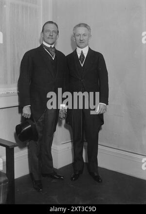 Hadley &amp; Stransky, zwischen 1915 und 1920. Zeigt den amerikanischen Komponisten und Dirigenten Henry Kimball Hadley und den tschechischen Komponisten und Dirigenten Josef Stransky. Stockfoto