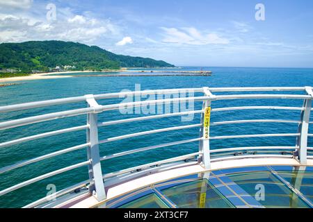 Uljin County, Südkorea - 27. Juli 2024: Ein Panoramablick vom Deunggi Mountain Skywalk aus, mit Blick auf die üppigen grünen Berge und die unberührte Küste Stockfoto