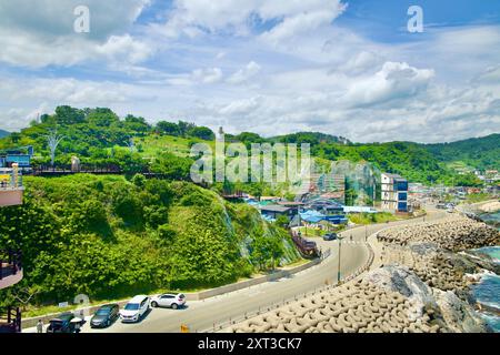 Uljin County, Südkorea - 27. Juli 2024: Ein malerischer Blick auf den Deunggi Mountain Park mit seinem üppigen Grün, traditionellen Strukturen und gewundenen coasta Stockfoto