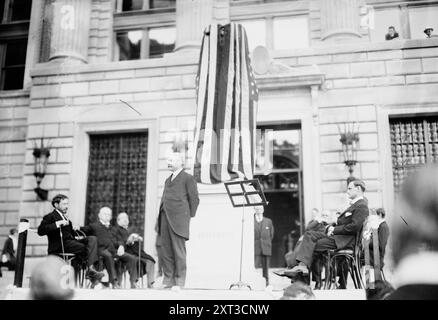 Jefferson enthüllt 1914. Zeigt die Thomas Jefferson Statue, die ein Geschenk des Joseph Pulitzer Anwesens an die Columbia University in New York City war. Die Statue wurde am 2. Juni 1914 in einer Zeremonie enthüllt. Dr. Nicholas Murray Butler, Präsident der Columbia University, spricht bei der Enthüllung der Partridge-Statue von Thomas Jefferson, die Ralph Pulitzer der Universität in einer Zeremonie vor der Columbia School of Journalism überreicht hat. Flickr. Stockfoto