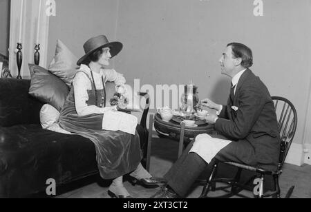 Margaret Mäher &amp; Stuart Walker, zwischen 1915 und 1920. Zeigt Theater- und Filmregisseur Stuart Armstrong Walker (1888–1941) mit Schauspielerin Margaret Mower. Mower war ein Mitglied der Theatergesellschaft von Walker. Stockfoto