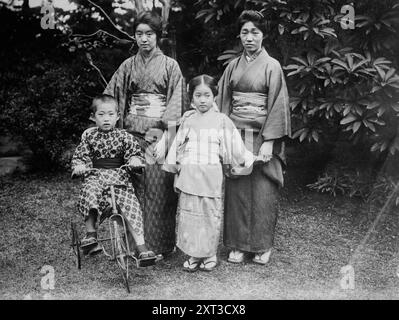 Frau Ishii &amp; Kinder zwischen 1915 und 1920. Zeigt die Familie von Viscount Ishii Kikujiro&#xaf; (1866–1945), einem japanischen Diplomaten, der zwischen 1915 und 1916 als Außenminister Japans diente. Der Junge fährt ein Dreirad. Das Foto wurde im Sunday Oregonian am 5. März 1916 veröffentlicht, als Baron Ishii nach Tokio zurückkehrte, um Außenminister Japans zu werden. Stockfoto