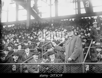 Gouverneur von Pennsylvania John K. Tener im Ebbets Field (Baseball), 1914. Der Gouverneur von Pennsylvania John Kinley Tener (1863–1946) wirft den ersten Ball im ersten Spiel der Saison im Ebbets Field, Brooklyn, New York, am 14. April 1914 aus. Stockfoto