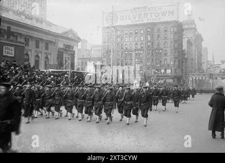 Marineparade, 26.12.1918. Zeigt eine Marineparade vor der New York Public Library, Fifth Avenue zwischen der 40th Street und der 42nd Street, die am 26. Dezember 1918 stattfand. Stockfoto