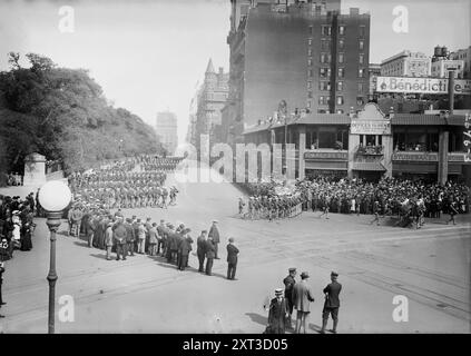 Parade, Columbus Circle, zwischen 1910 und 1915. Teil der Feierlichkeiten zur Einweihung des USS Maine National Monument am Eingang des Merchants' Gate zum Central Park. Stockfoto