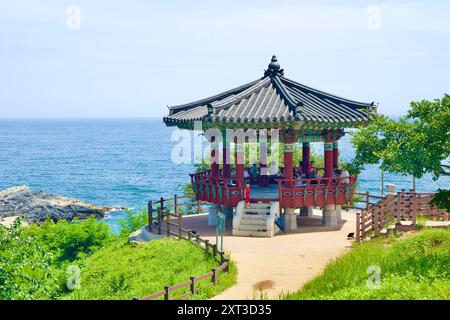 Uljin County, Südkorea - 27. Juli 2024: Ein malerischer traditioneller koreanischer Pavillon auf einer Klippe im Deunggi Mountain Park bietet Besuchern einen Besuch Stockfoto