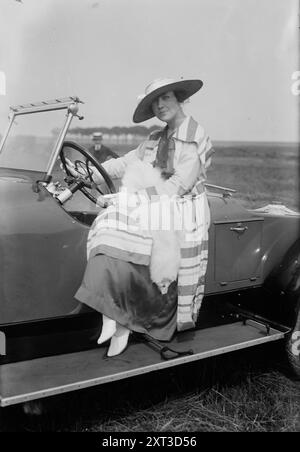 Ruth McDonald, 1917. Zeigt Ruth McDonald in ihrem Premier auf der Automobil-Modeschau, die am 23. Juni 1917 auf dem Sheepshead Bay Speedway in New York City stattfand. Die Veranstaltung war eine Spendenaktion für den Actors' Fund of America. Stockfoto