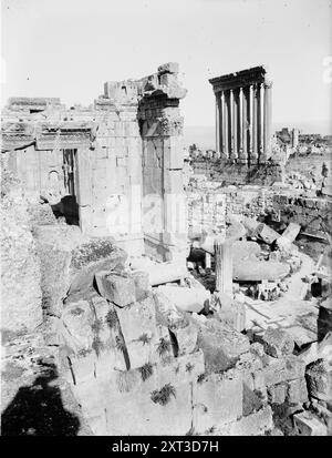 Tempel von Jupiter &amp; Sun, Baalbek, zwischen 1915 und 1920. Zeigt den Tempel des Bacchus (im Vordergrund) und den Tempel des Jupiters (im Hintergrund), Balabakk (Baalbek oder Baalbek), Libanon. Stockfoto