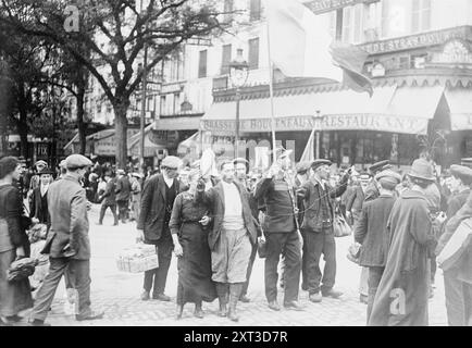 Reservisten, die zwischen 1914 und 1915 zum Gare de l'Est in Paris fahren. Zeigt französische Soldaten, die während des Ersten Weltkriegs vor der Brasserie Bougeneaux (9 Rue de Strasbourg) in Paris, Frankreich, auf ihrem Weg zum Gare de l'Est marschieren Stockfoto