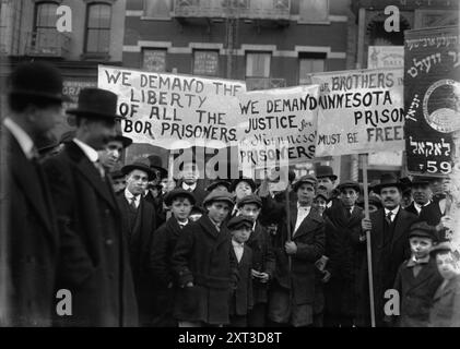 Sympathie-Parade -- [1916], 1916. Zeigt Publikum bei einer Parade der Arbeitersympathie in New York City am 2. Dezember 1916. Die Leute halten Schilder mit der Aufschrift: "Wir fordern die Freiheit aller Arbeitsgefangenen", "Wir fordern Gerechtigkeit für die Minnesota-Gefangenen" und "unsere Brüder im Minnesota-Gefängnis müssen befreit werden". Ein anderes Zeichen ist auf Jiddisch. Stockfoto