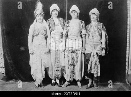 In Kostümen: Ruth Deming, Helen Watson, Dorothy Thurston, Kathleen Dunn, zwischen 1915 und 1920. Stockfoto