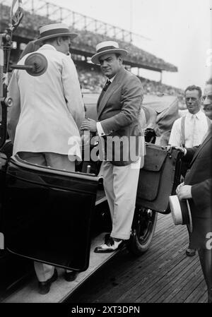 Caruso, 1918. Zeigt den italienischen Tenor-Opernsänger Enrico Caruso (1873–1921) bei einem Police Field Day Benefit auf dem Sheepshead Bay Speedway, Brooklyn, New York City, 31. August 1918. Stockfoto