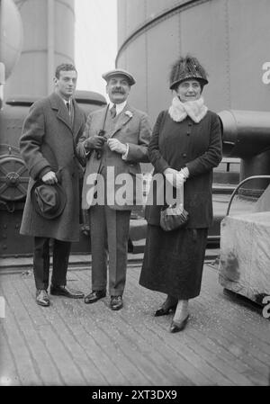 Gerald &amp; Felix M. Warburg mit Frau Maurice Loeb, zwischen 1915 und 1920. Zeigt Felix Moritz Warburg (1871–1937), einen in Deutschland geborenen amerikanischen Bankier, der Partner von Kuhn, Loeb &amp; Co. Aus New York City war. Er ist zusammen mit Maurice Loeb, früher Edna Kuhn (1866 oder 1867–1951), der Ehefrau von Morris Loeb (1863–1912). Stockfoto