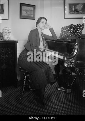 Gutman, zwischen 1915 und 1920. Elizabeth Gutman Kaye (1891–1971), eine amerikanische Sängerin und Malerin, sitzt am Klavier. Stockfoto