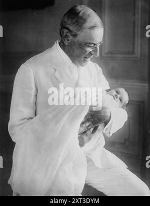 Pres't [i.e., President] Wilson and McAdoo Baby, 1915. Shows President Woodrow Wilson holding his granddaughter Eleanor Wilson McAdoo (1915-1946). Stockfoto