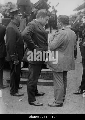 McCormack, 1918. Zeigt den irisch-amerikanischen Tenor-Sänger John McCormack (1884–1945), der mit einem Mann beim Police Field Day Benefit auf dem Sheepshead Bay Speedway, Brooklyn, New York, am 31. August 1918 spricht. Stockfoto