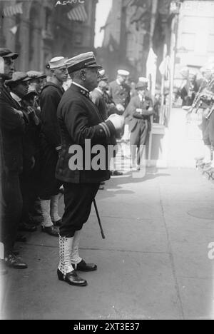 Sousa, 1918. Zeigt den Komponisten und Dirigenten John Philip Sousa (1854–1932), der eine Band in einer Stadtstraße dirigiert, wahrscheinlich in New York City. Stockfoto