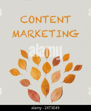 Ein Laubbaum aus Blättern mit den Worten Content Marketing in Orange Stockfoto