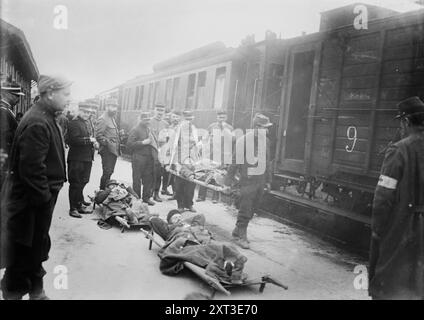 Verwundete kommen 1914 in Chalons sur Marne an. Zeigt verwundete Soldaten auf Bahren neben Eisenbahnwaggons in Chalons sur Marne (heute Chalons-en-Champagne), Frankreich während des Ersten Weltkriegs Stockfoto