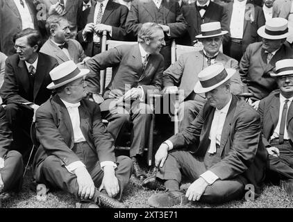 Woodrow Wilson; Champ Clark, zwischen 1910 und 1915. Zeigt Präsident Woodrow Wilson (sitzend, links) mit James Beauchamp Clark (sitzend, 1850 rechts), Sprecher des US-Repräsentantenhauses von 1911 bis 1919, in Sea Girt, New Jersey 1921. Stockfoto