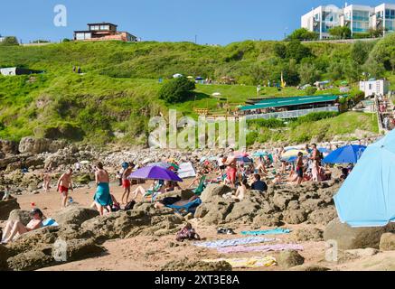 An einem heißen Sommertag im Juli an der Nordküste Spaniens Suances Cantabria Spanien Europa ist der Strand Playa de los Locos mit Felsen übersät Stockfoto