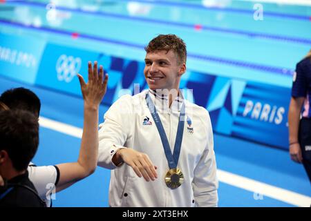 Paris, Frankreich. 31. Juli 2024. Paris, Frankreich. 31. Juli 2024. Der französische Leon Marchand feiert den Gewinn der Goldmedaille im 200-Meter-Brustfinale der Männer in der Paris la Defense Arena am fünften Tag der Olympischen Spiele 2024 in Paris, Frankreich. Quelle: Adam Stoltman/Alamy Live News Stockfoto