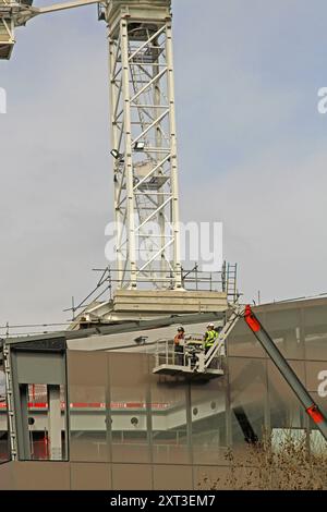 London, Vereinigtes Königreich - 9. April 2010: Zwei Arbeiter auf der Baustelle für Flugplattformen im Stadtzentrum. Stockfoto